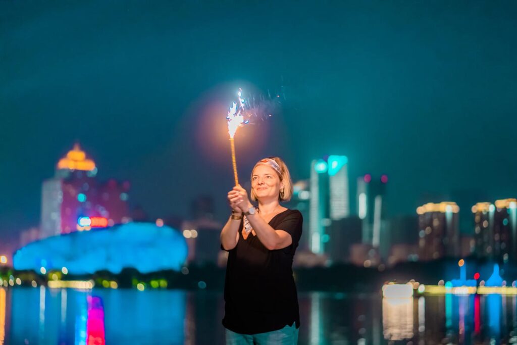 Vor der Kulisse von Shenyang mit Leuchtkerze in der Hand Tanja Wirnitzer